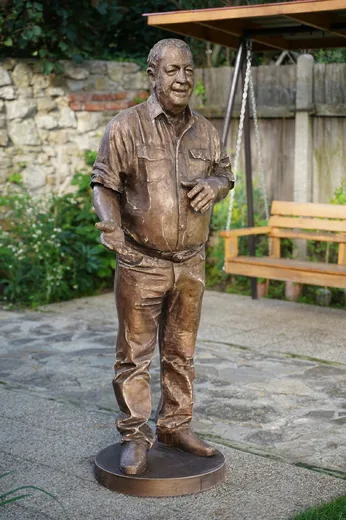 Anton Masaryk, socha postavy v životní velikosti, 60 × 50 × 180 cm