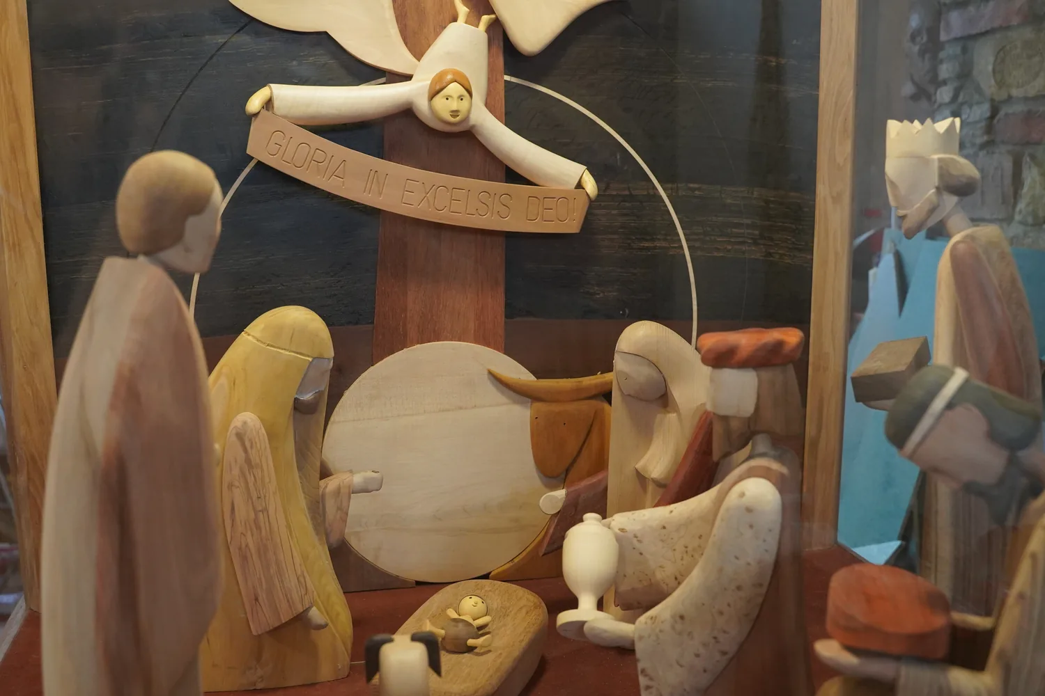 Detail stylizovaných figur z různých dřevin