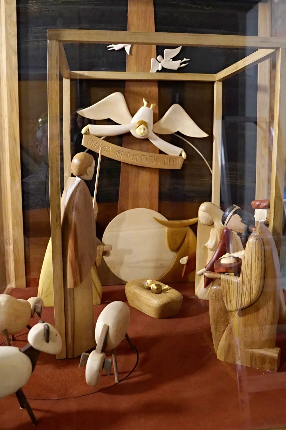 Detail anděla s páskou a figur Senického betléma