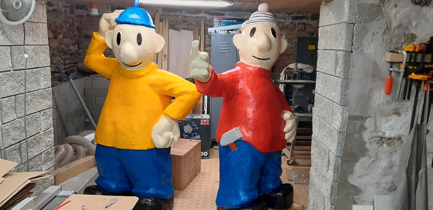 Dvě hotové nabarvené dvoumetrové sochy Pata a Mata v dílně