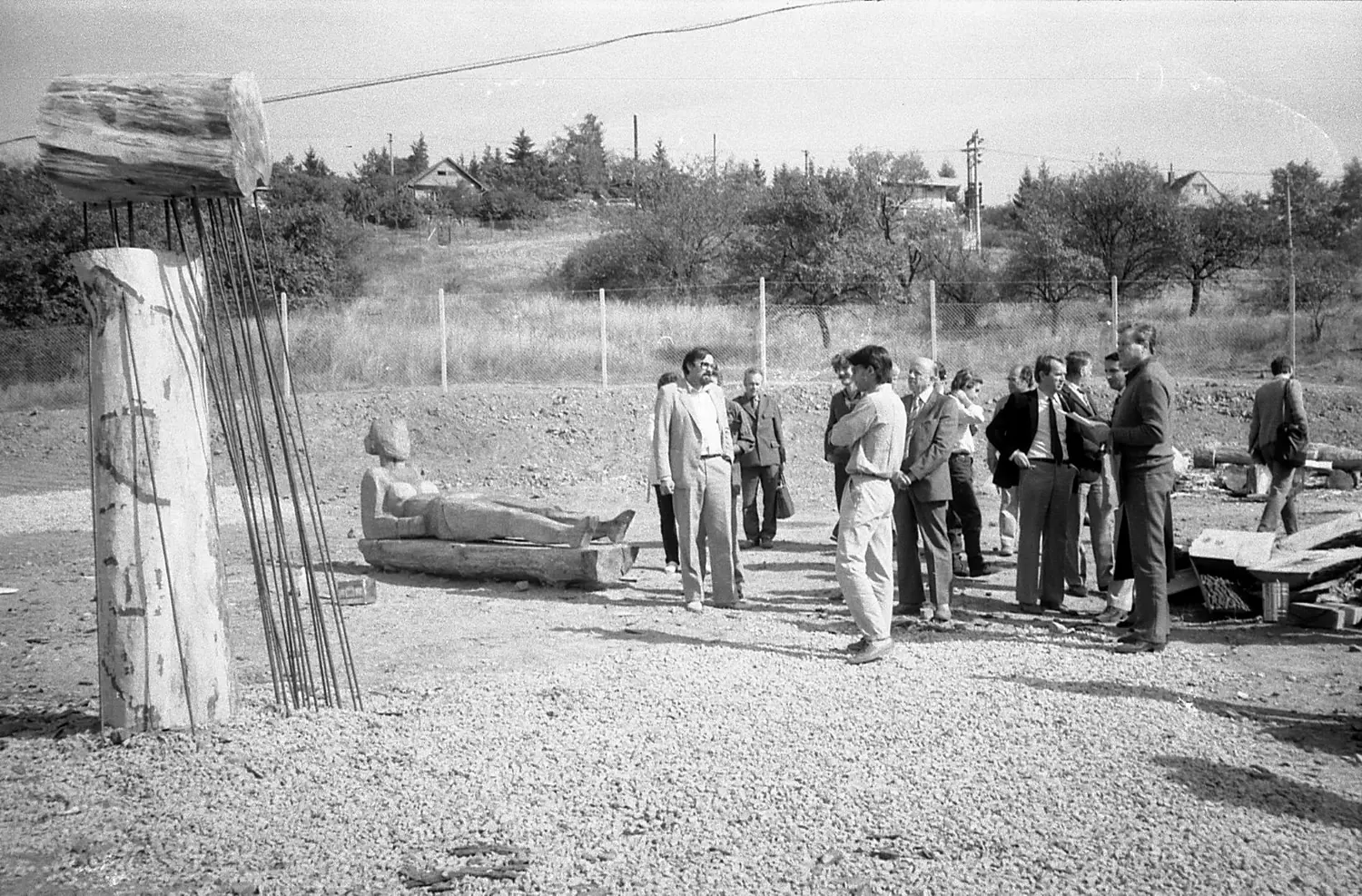 Plocha sympozia Brněnský plenér 1983 s hotovými sochami a skupinou hostů