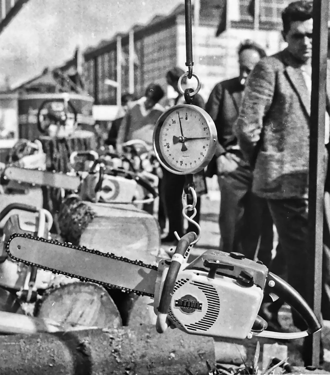 Motorové pily na Mezinárodním strojírenském veletrhu v Brně v roce 1966, v popředí Stihl 040 zavěšený na váze