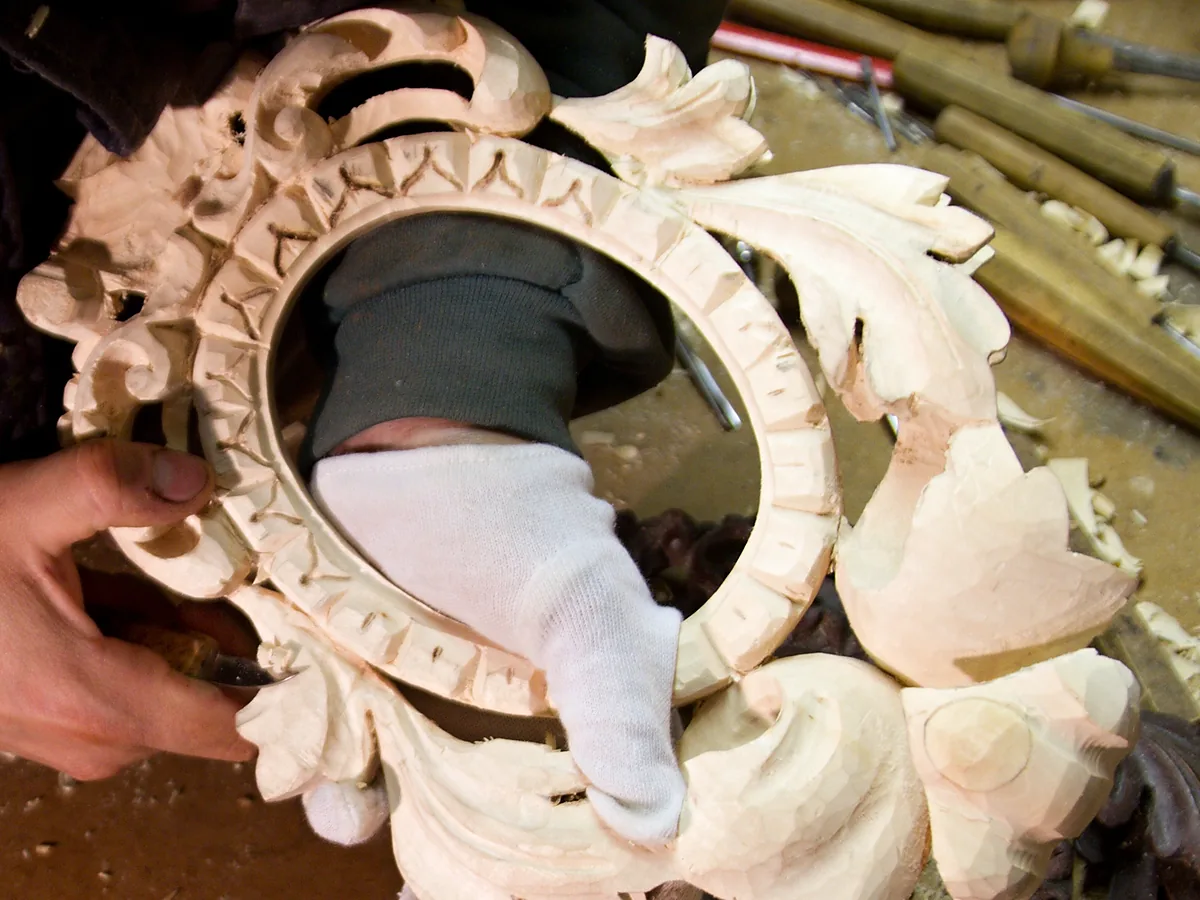 Detail řezaného pásku po obvodu oválu rámečku
