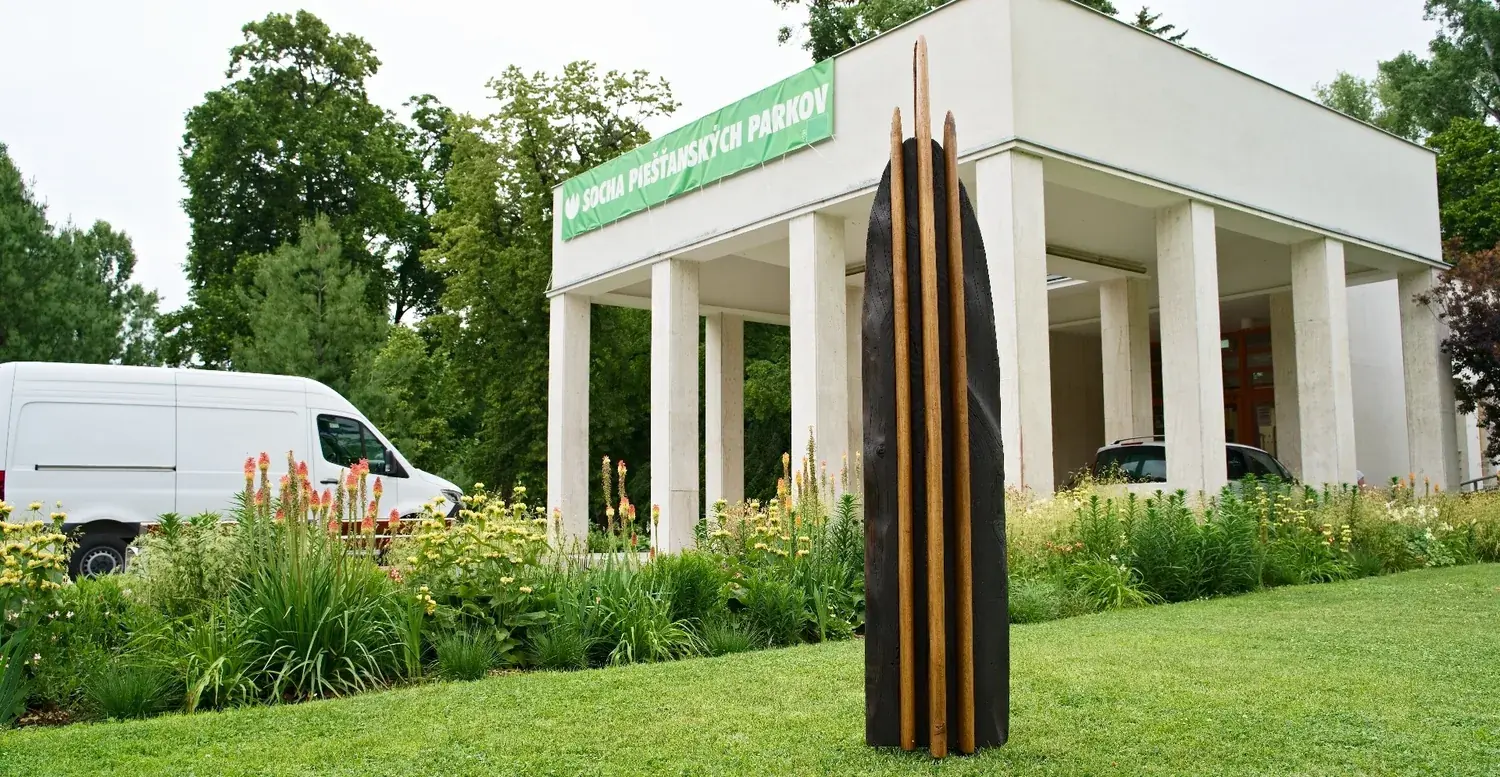Dřevěná socha Vyrovnání u hlavního vstupu do galerie Fontána v Piešťanech