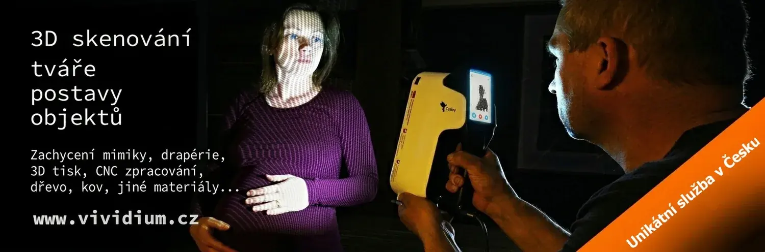 3D skenování tváře ruční skenerem — Andrej Irša skenuje portrétovanou osobu