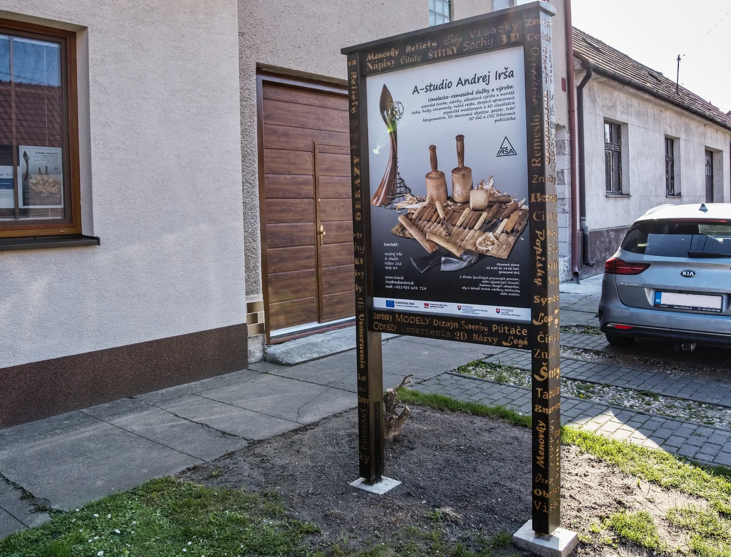 Poutač A-studia Andreje Irši před dílnou v Kátově