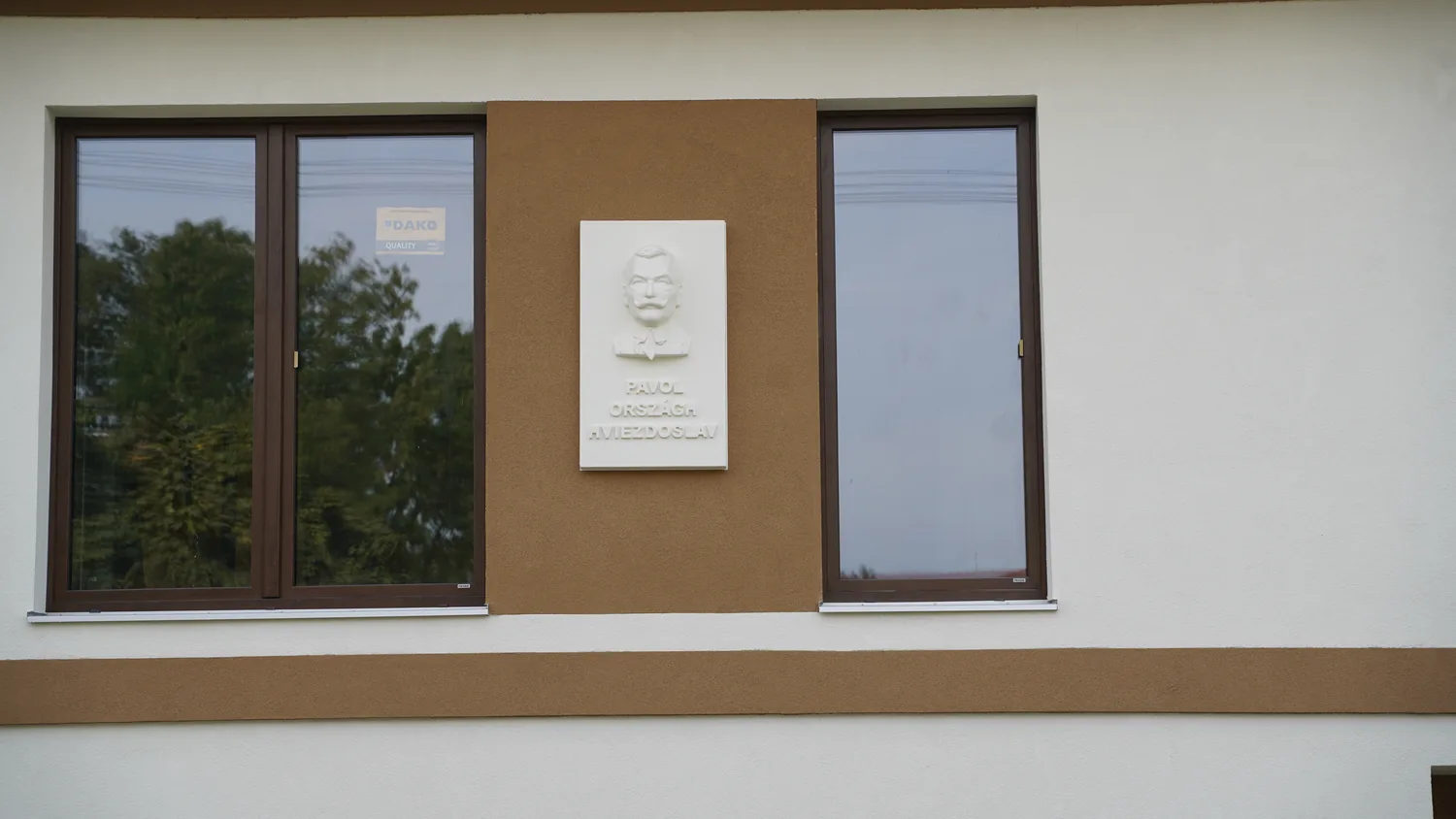 Reliéf Pavla Országha Hviezdoslava na fasádě domu v Holíči