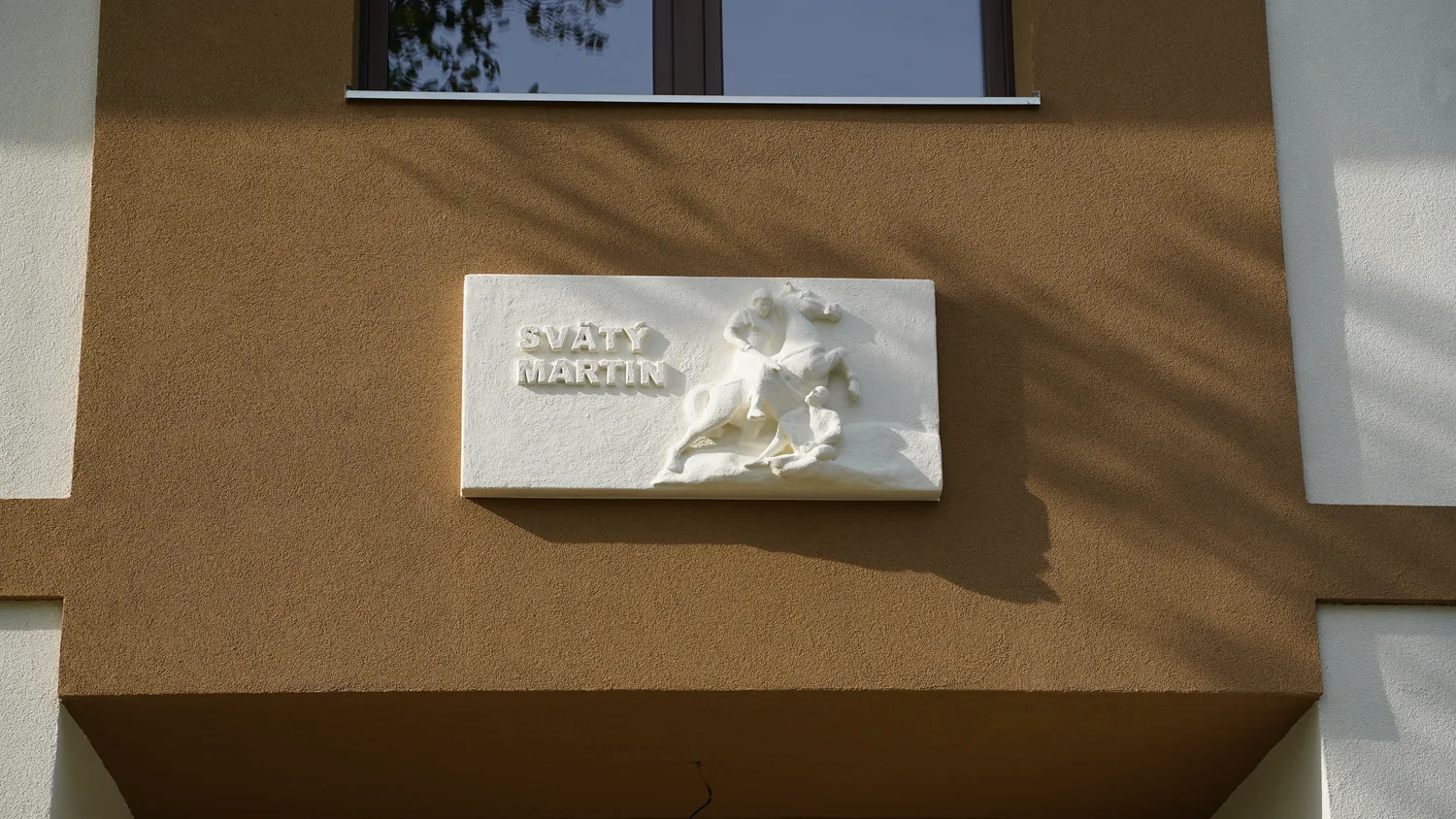 Reliéf svatého Martina na fasádě domu v Holíči