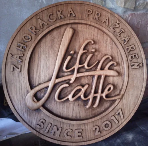 Lifi Caffe – firemní logo s povrchovou úpravou