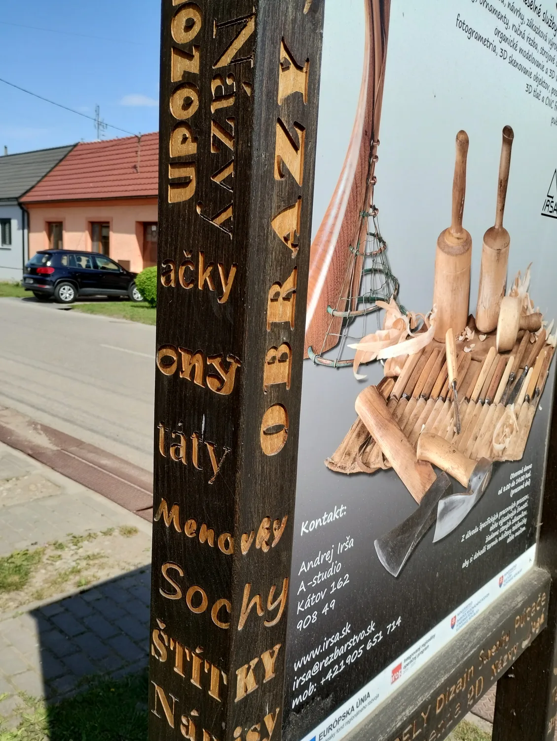 Detail řezaných nápisů na poutači