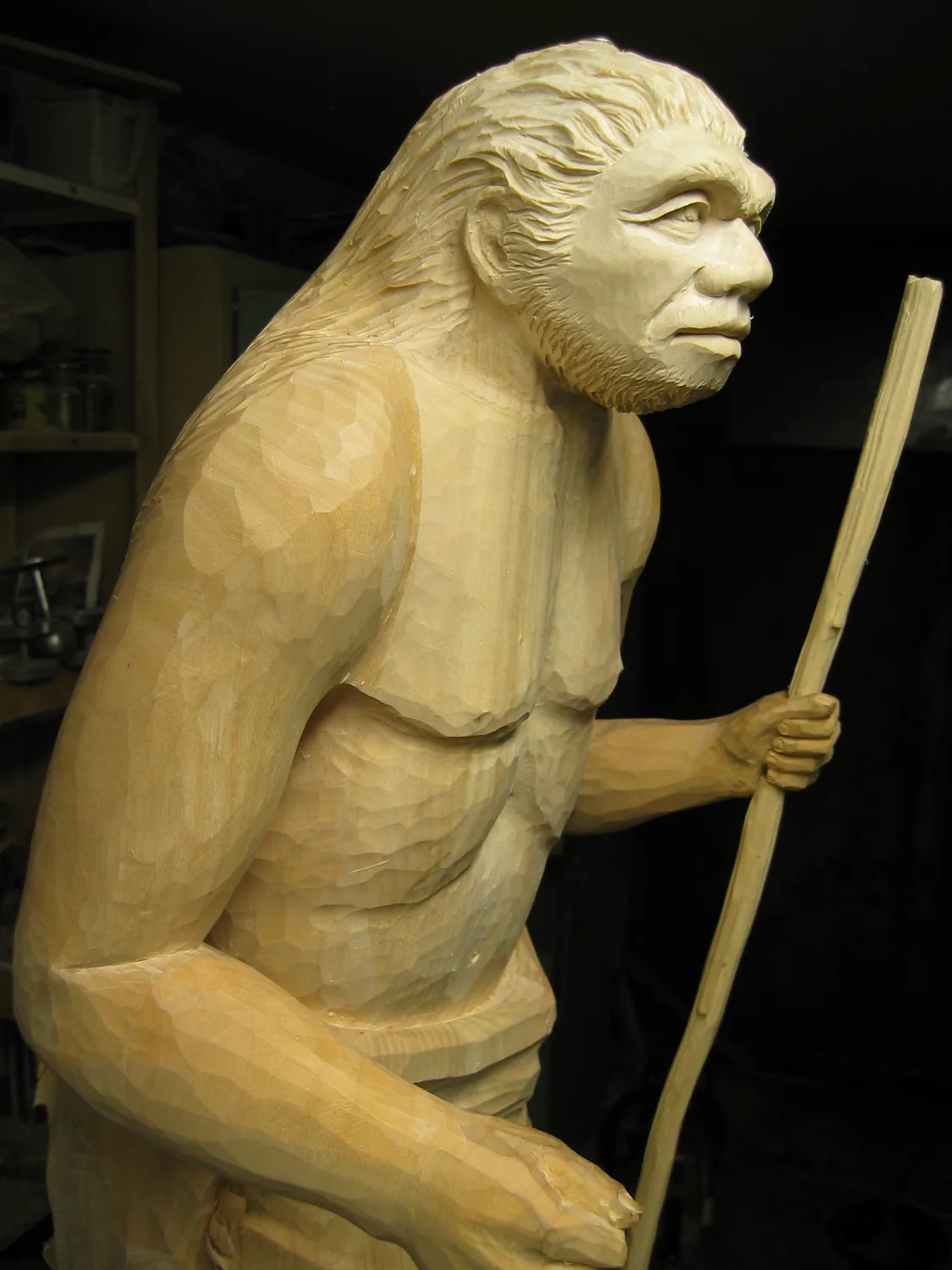 Dřevěná socha neandertálce, detail