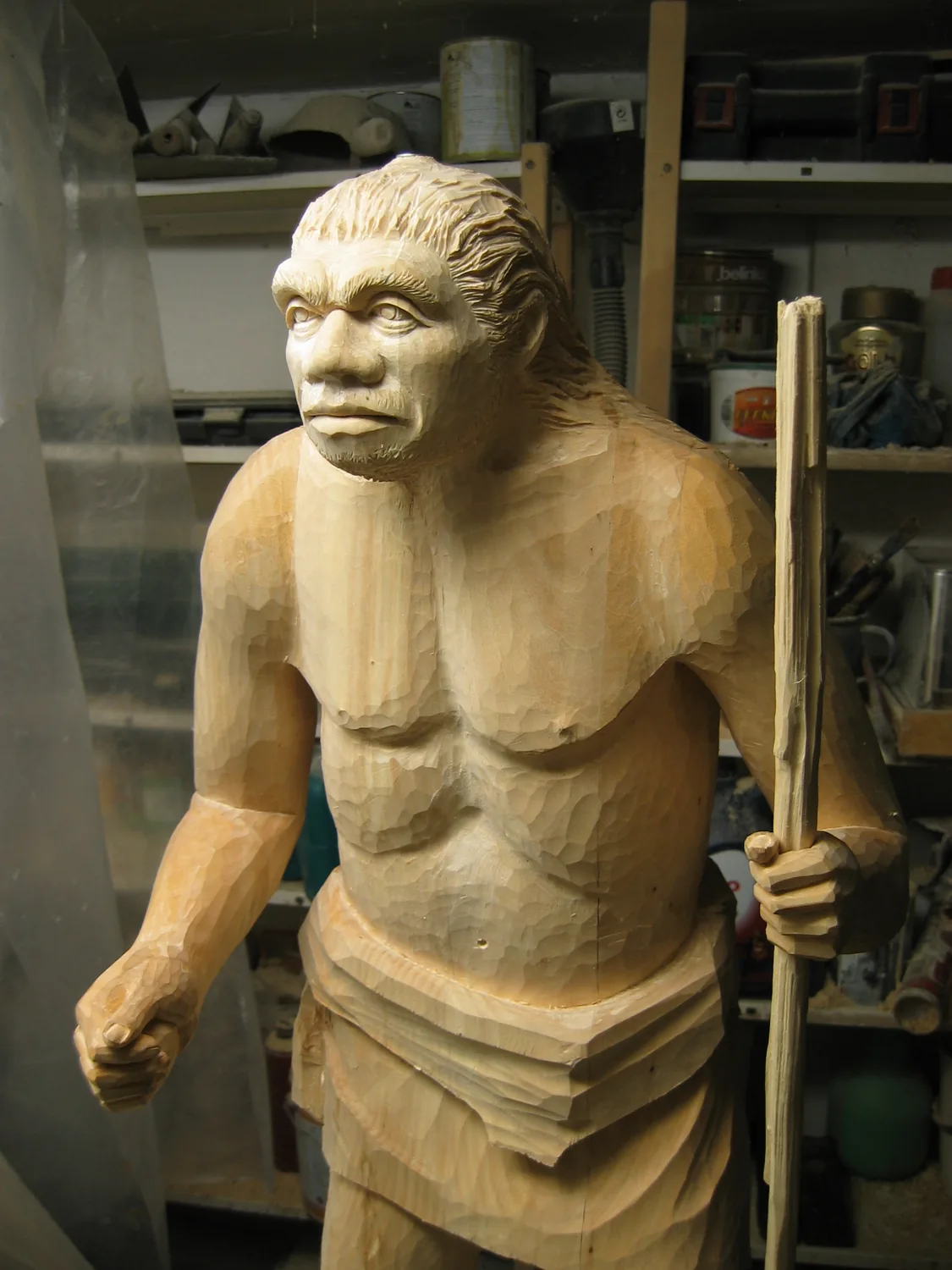 Dřevěná socha neandertálce, pohled zepředu