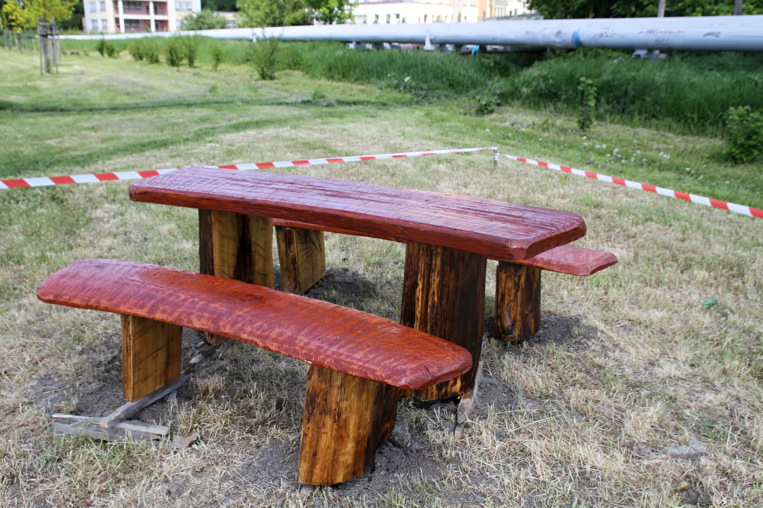 Stůl a lavice z masivu, mořené do červena