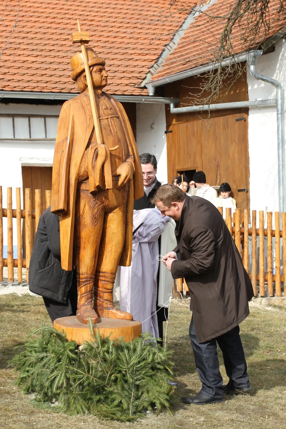Socha vojáka s korouhví při žehnání v obci
