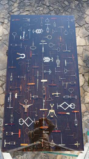 Epoxidový stůl se sbírkou otvíráků