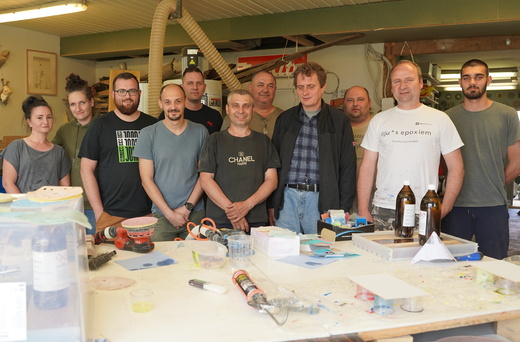 Účastníci kurzu lití epoxidu