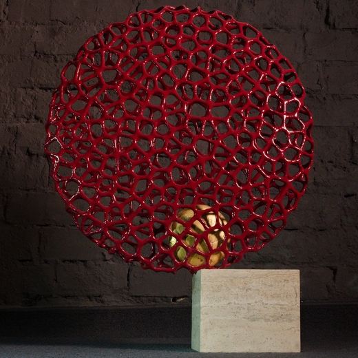 NA HRANĚ, 44x10x56  travertyn, PLA, zlato, 2025