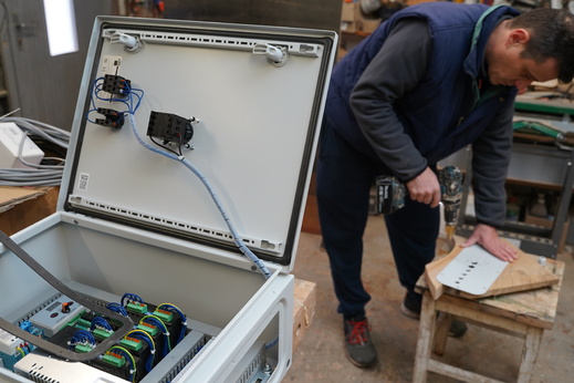 ... a nechybí elektronika.