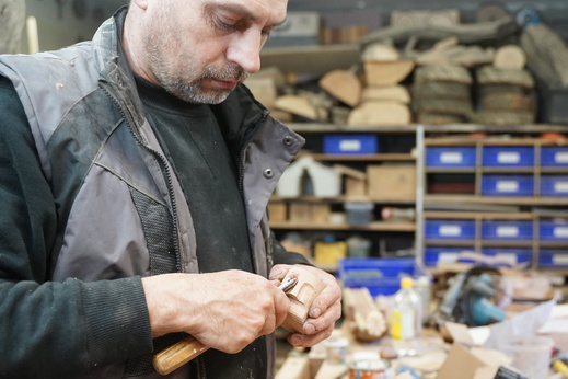 Mnoho hodin ruční i strojní práce...