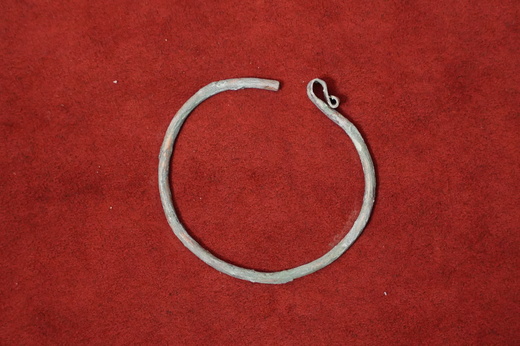 Detail bronzového náramku