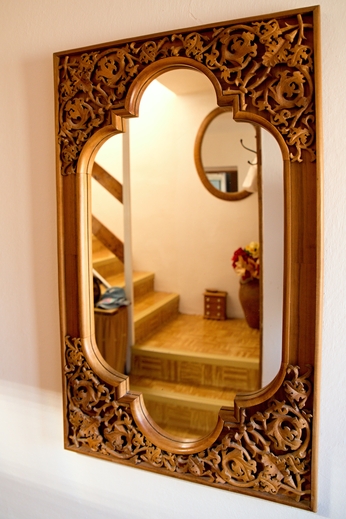 Rám zrcadla, klasická řezba