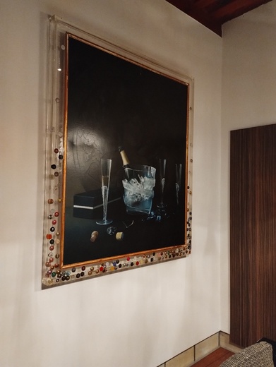 Rám obrazu z epoxidu se zbírkou víček sektů