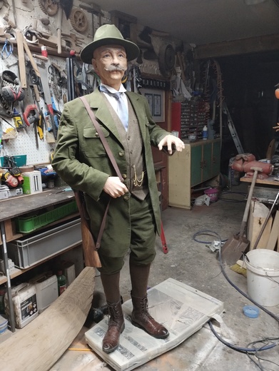 Rozpracovaná figurina nadlesního Adolfa Tollicha (Muzeum Odry)