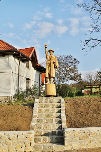 Socha pohody u golfového hřiště (Skalica)