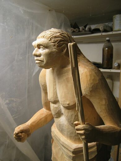 Neandrtálec, řezba z lípy