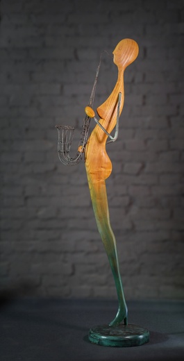 SAXOFONISTKA, 35x40x174, moruše, měď, 2023
