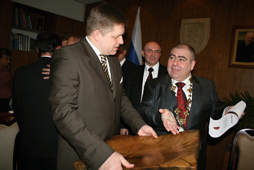 Výjezdové rokování vlády, dar města Holíč  premiérovi SR